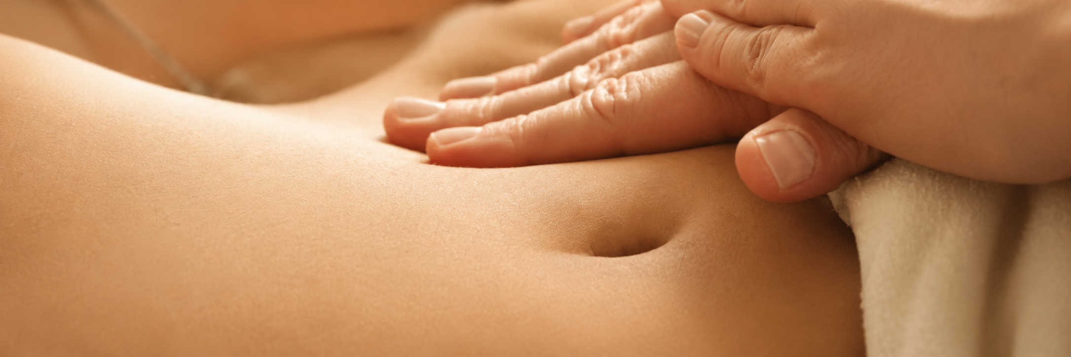 Bauch mit aufgelegten H&auml;nden