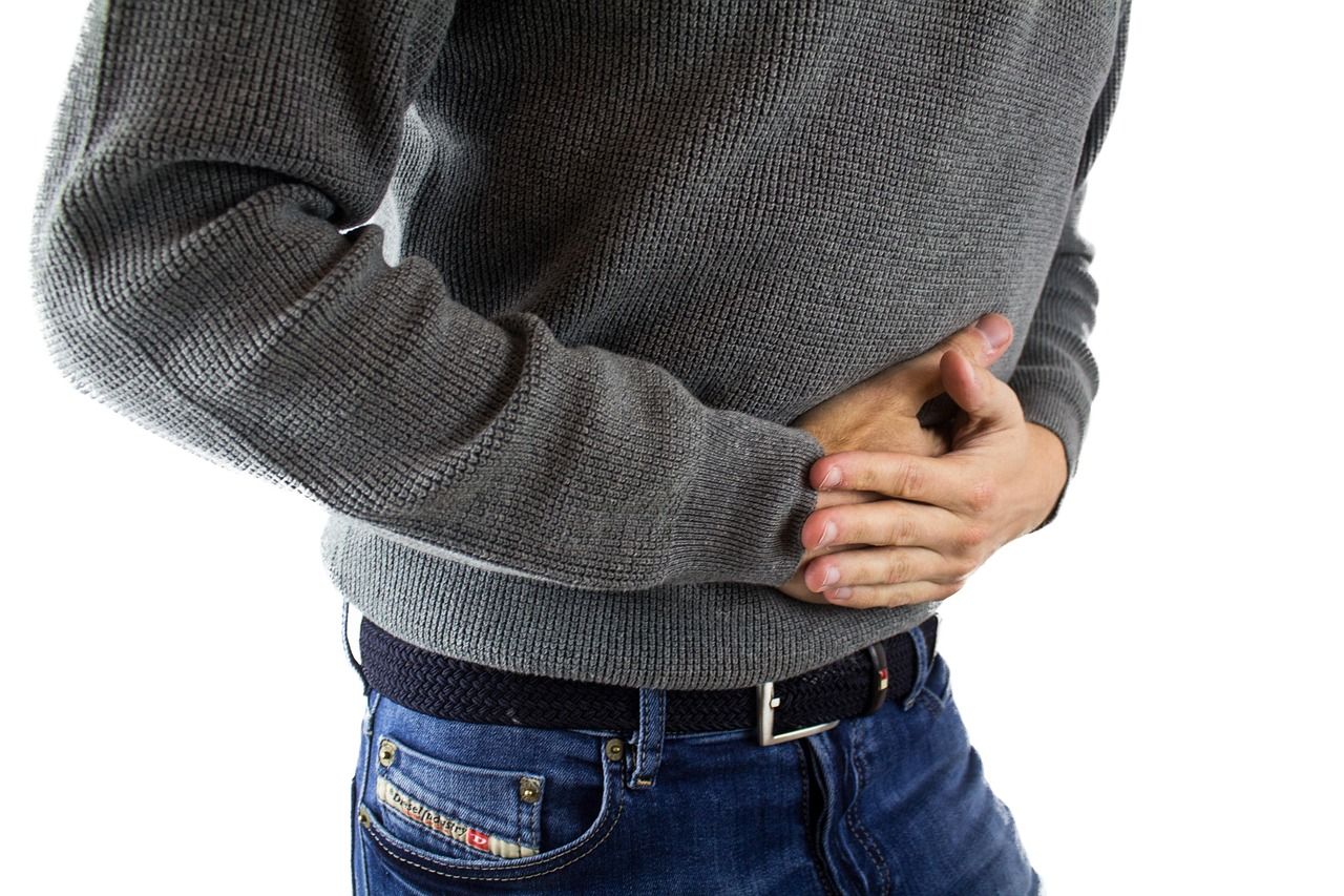 Person h&auml;lt sich den Bauch